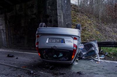 Boeblingen: 75-jaehriger kracht frontal gegen Brueckenpfeiler 